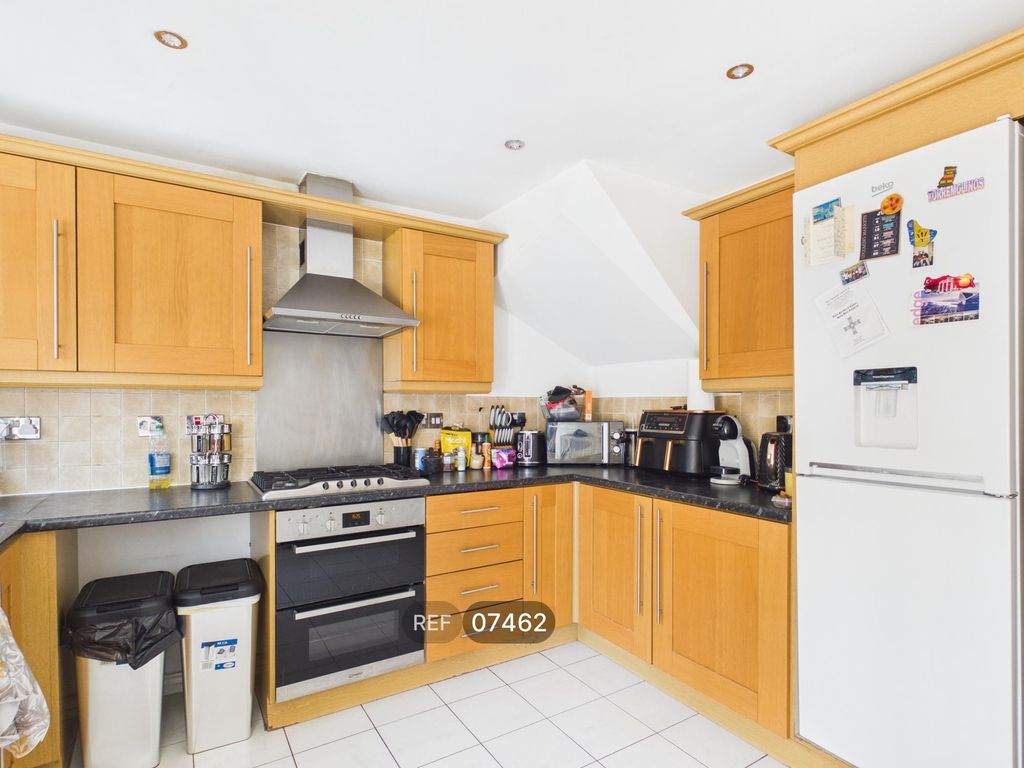 Property photo 3 of 19 Kitchen