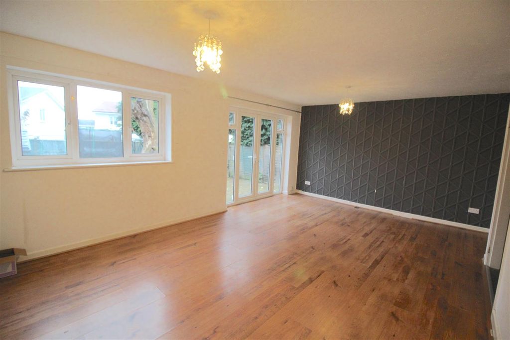 Property photo 3 of 9 Lounge