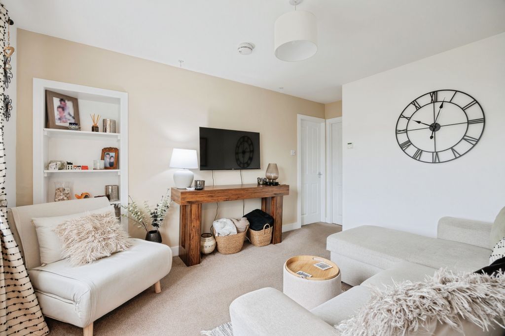 Property photo 1 of 15 Living Room