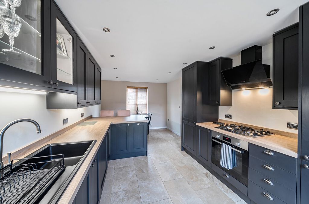 Property photo 2 of 18 1410359-20-698Ca5...