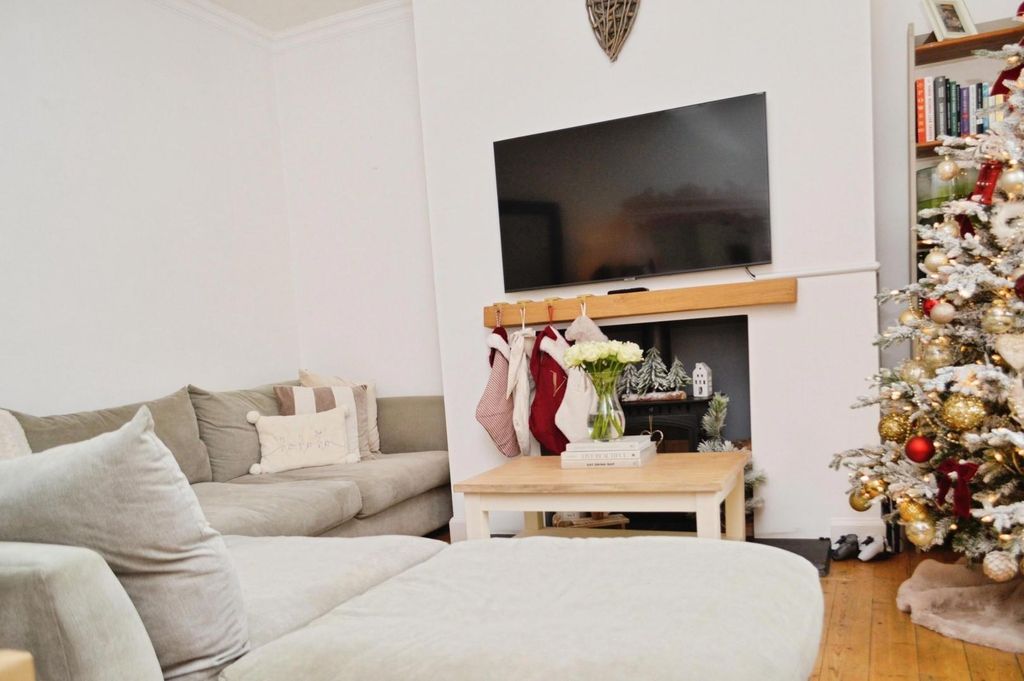 Property photo 3 of 15 Lounge