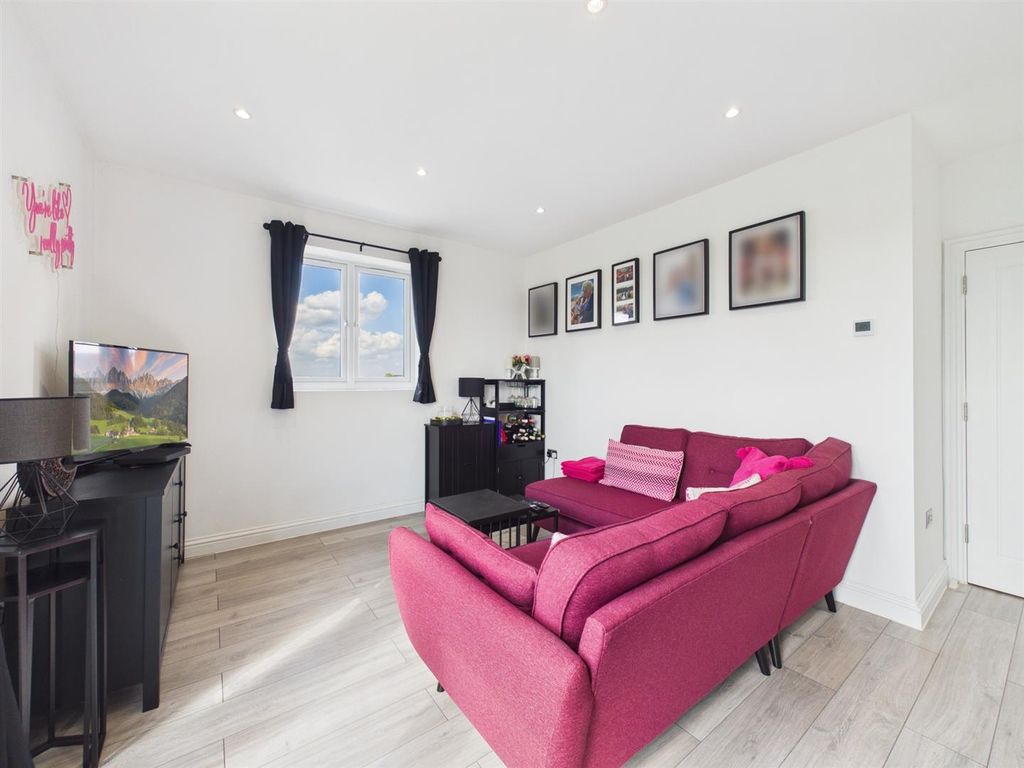 Property photo 3 of 8 Cam02435G0-Pr0250-Still009.Jpg