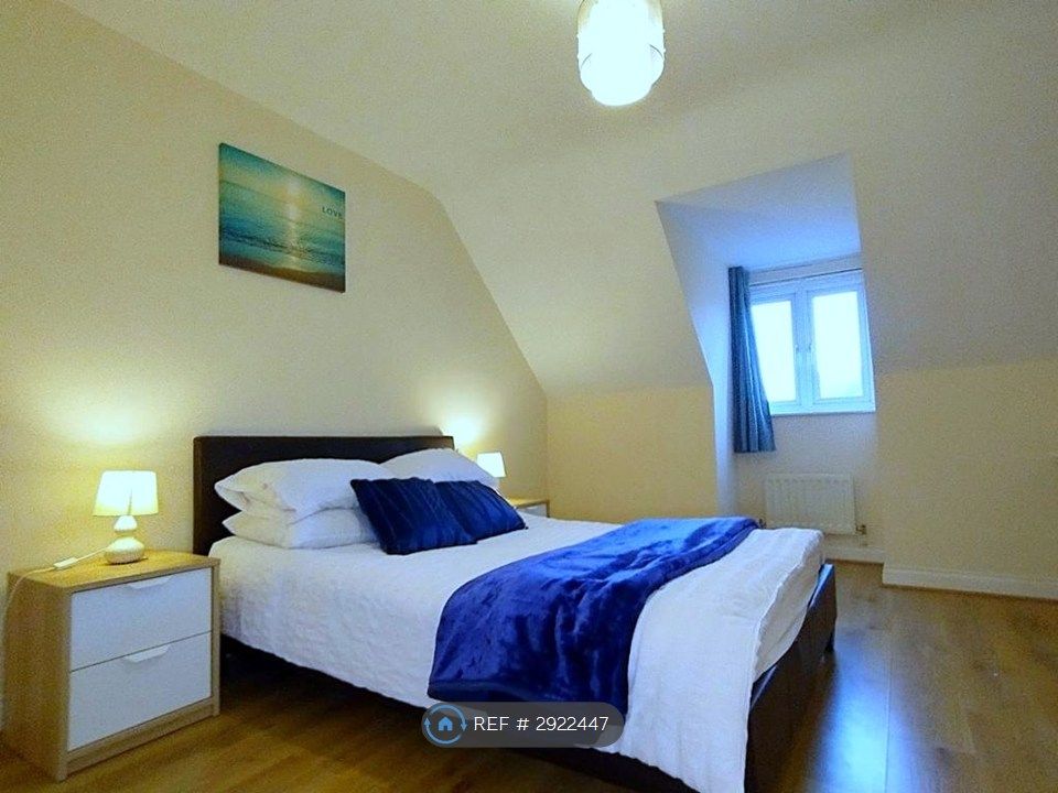 Property photo 2 of 18 Ensuite Bedroom