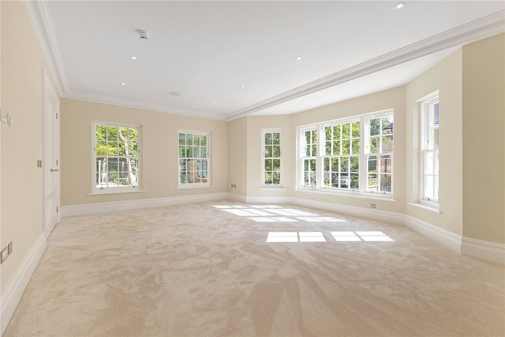 Property photo 2 of 18 Sitting Room