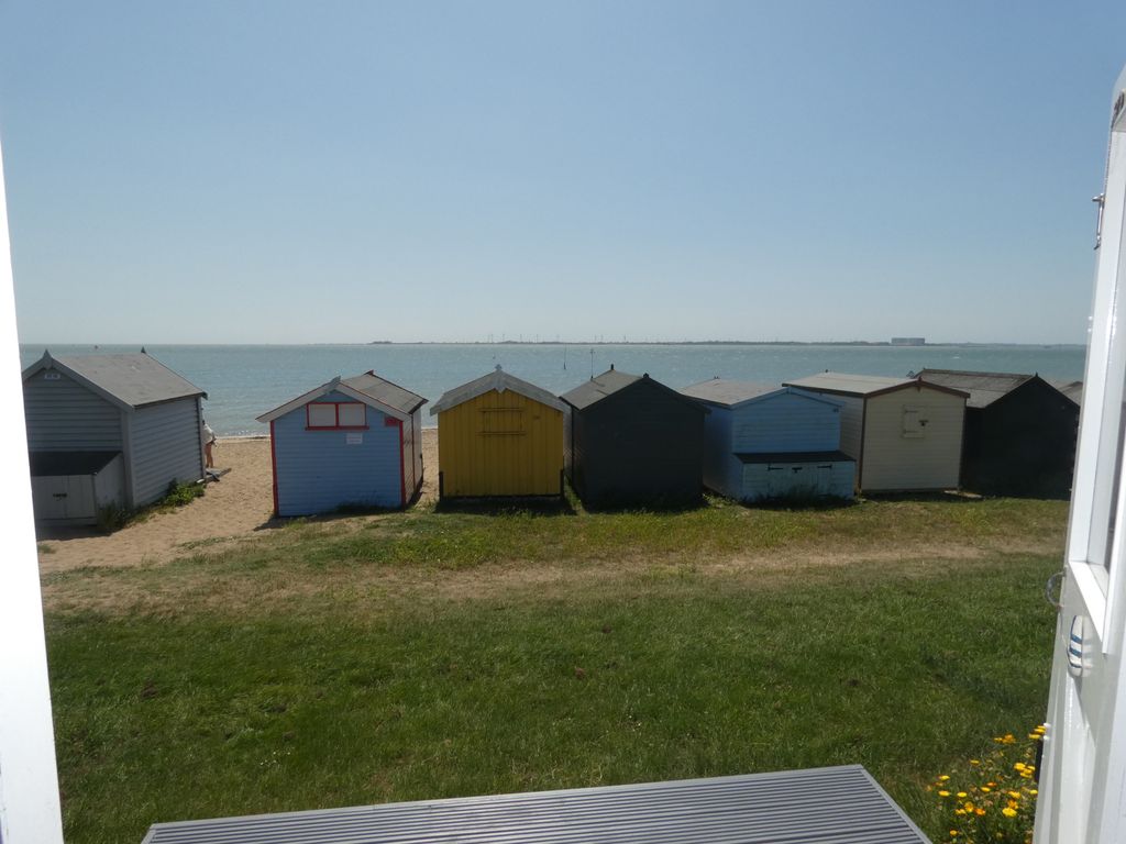 Property photo 1 of 8 2nd Row Beach Hut