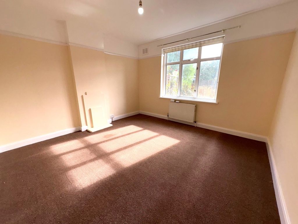 Property photo 3 of 9 32Ivyclosebed1
