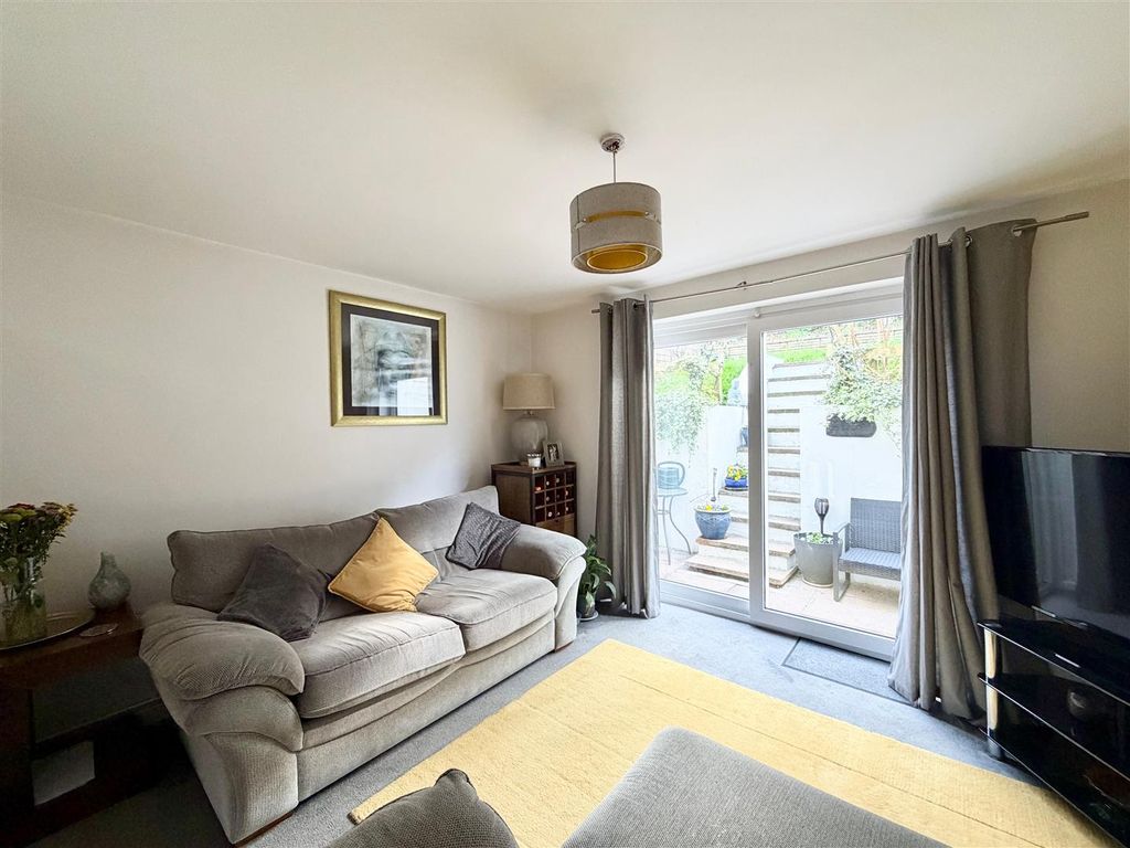 Property photo 3 of 10 Lounge