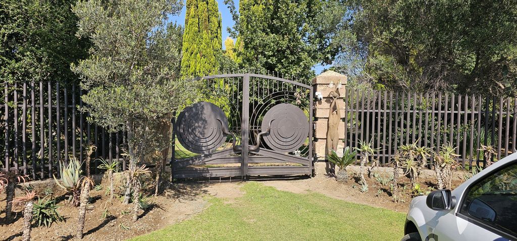 Property photo 1 of 25 Automated Gate Entrance