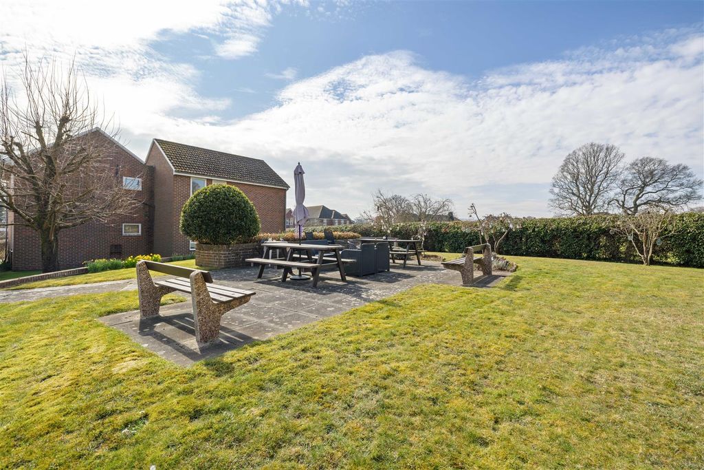 Property photo 2 of 2 Communal Gardens