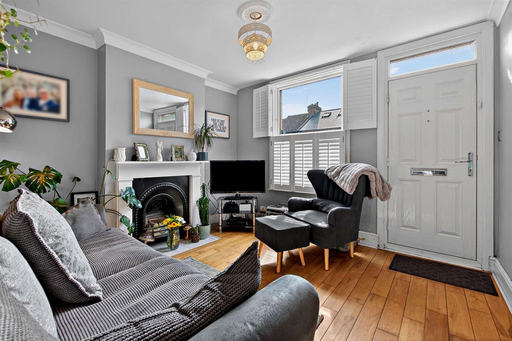 Property photo 3 of 12 8679324-Interior01-800.Jpg