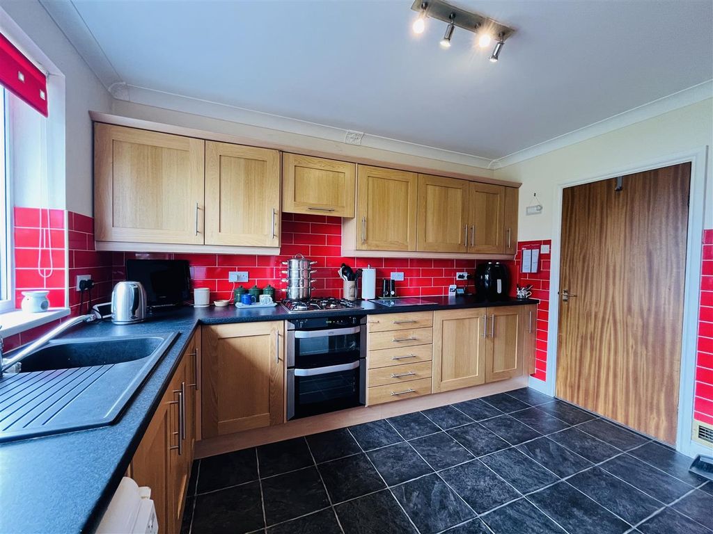 Property photo 2 of 25 Kitchen.