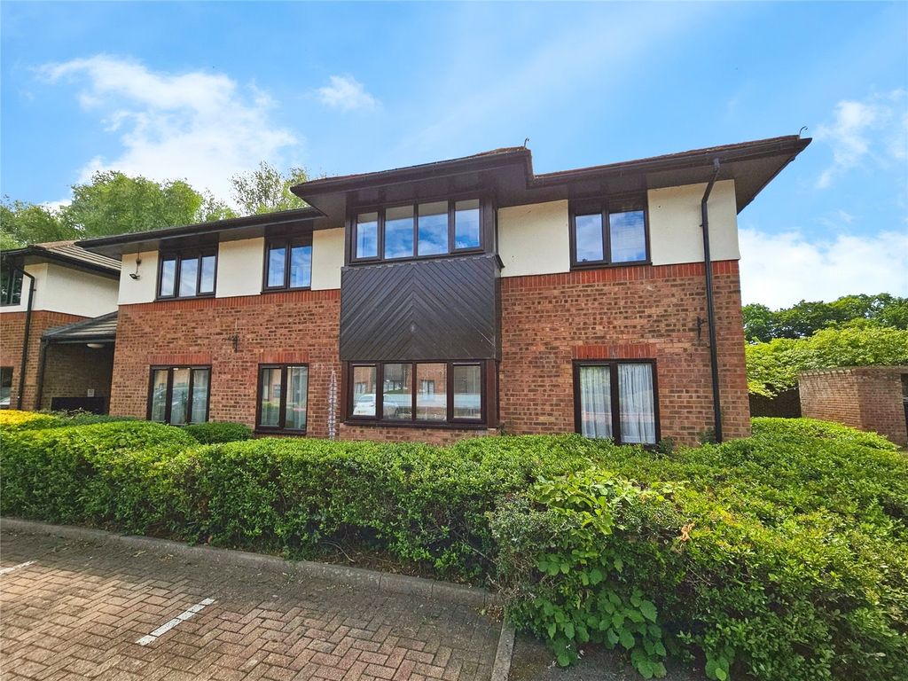 Property photo 1 of 8 Lakeside Court