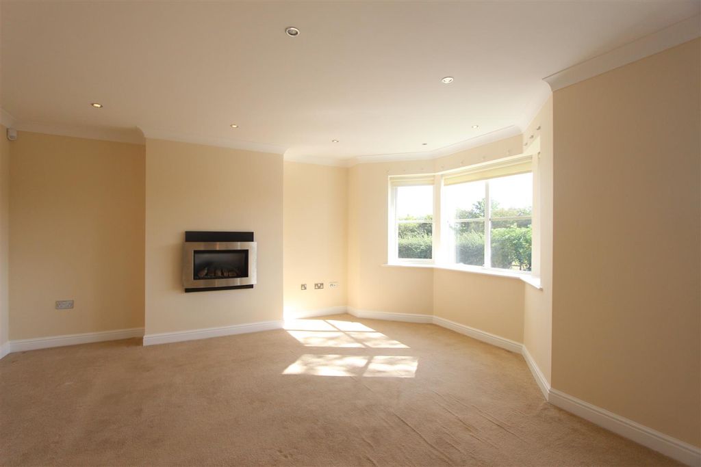 Property photo 1 of 7 Lounge Area