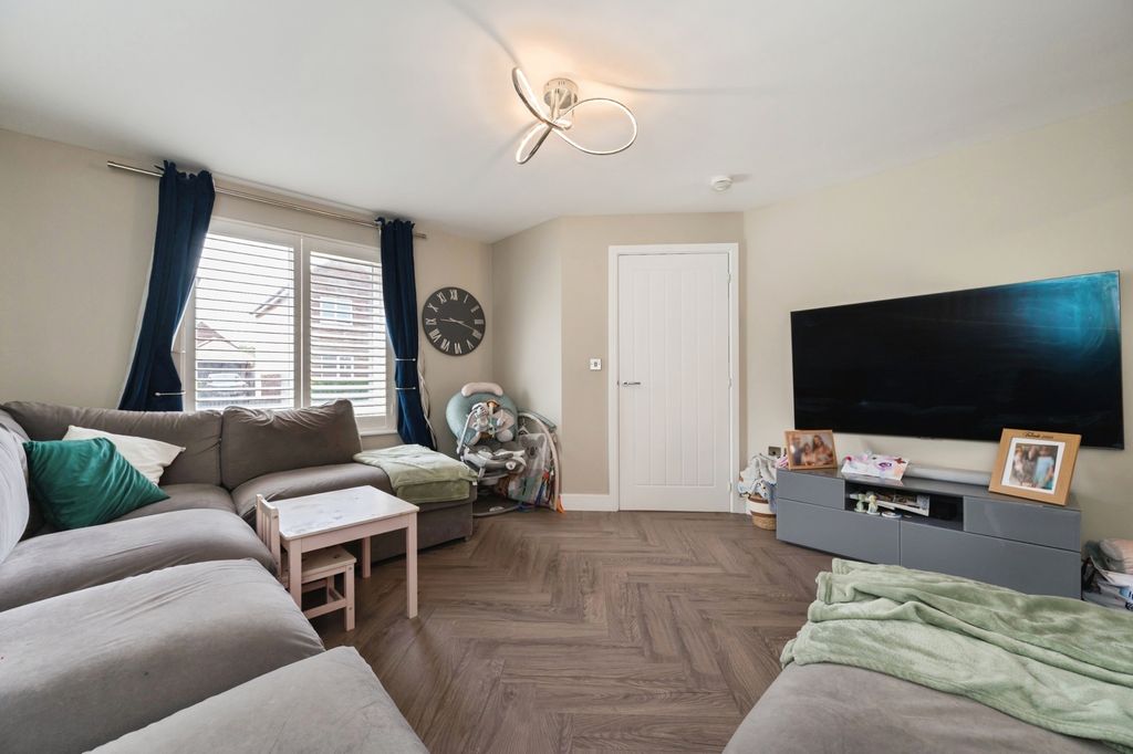 Property photo 3 of 32 Pbox-Img.Jpg