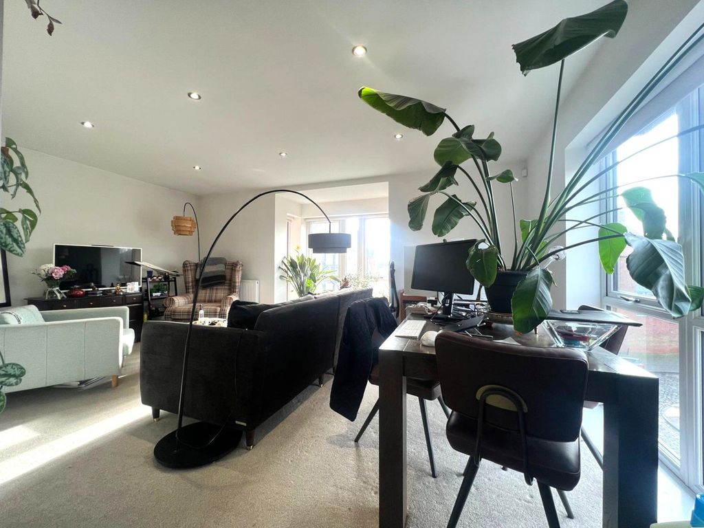 Property photo 2 of 6 Lounge/Dining Area