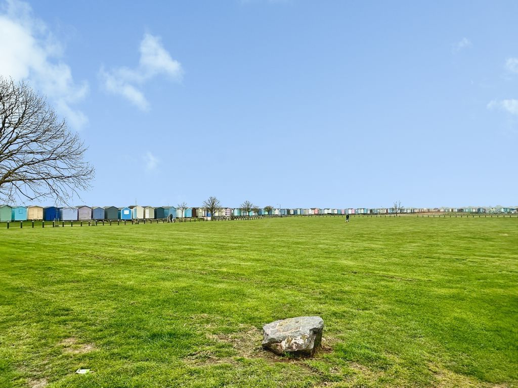 Property photo 2 of 21 Beach Hut