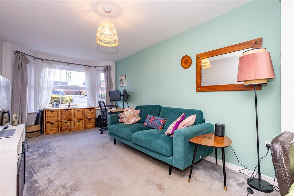 Property photo 2 of 11 Lounge