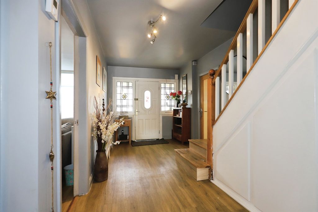 Property photo 2 of 31