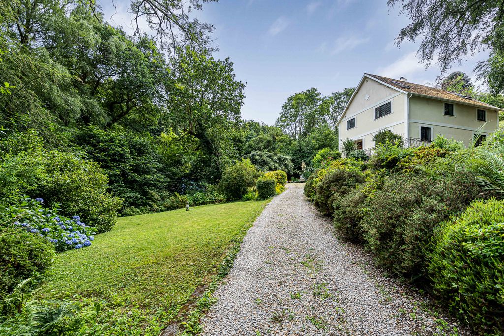 Property photo 1 of 42 Driveway