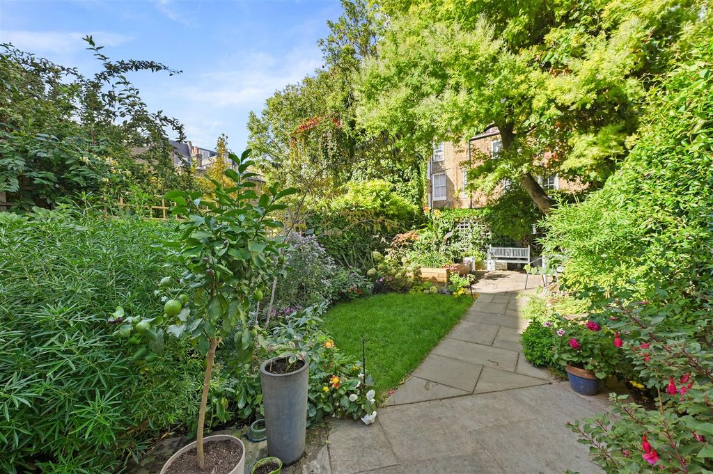 Property photo 2 of 11 Batoum Gardens