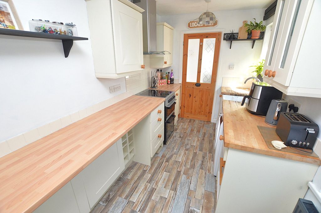 Property photo 3 of 8 Kitchen
