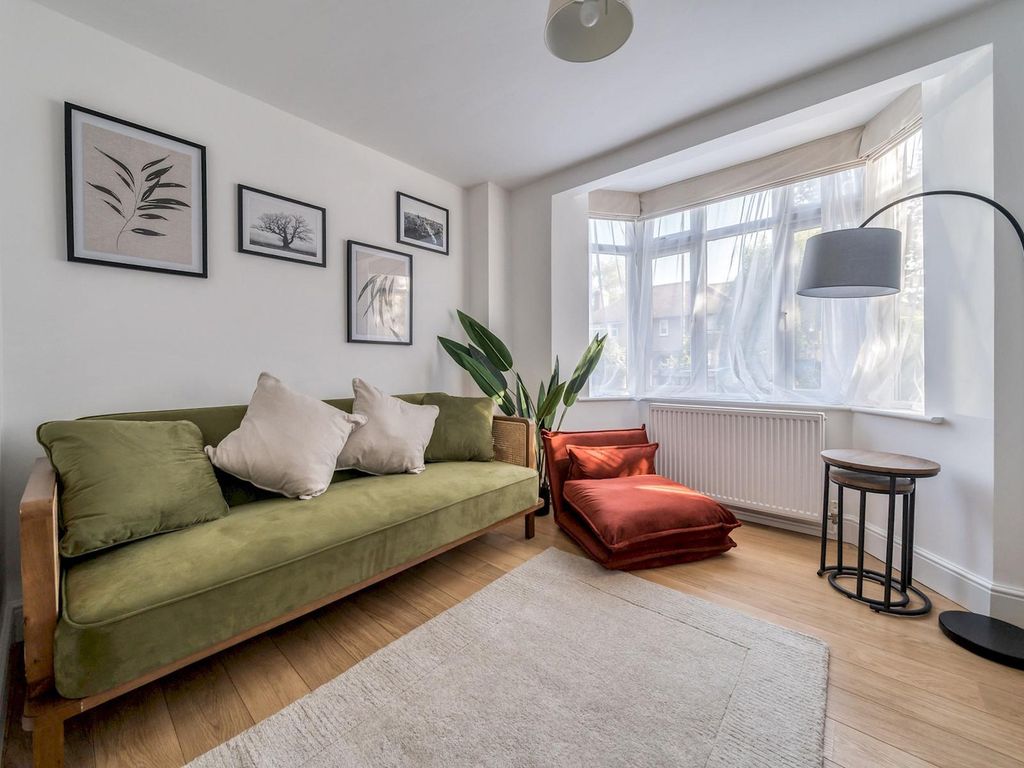 Property photo 1 of 18 Living Room