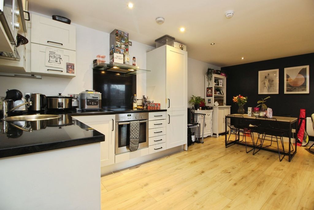 Property photo 3 of 9 Kitchen