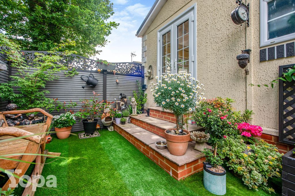 Property photo 1 of 20 Private Garden