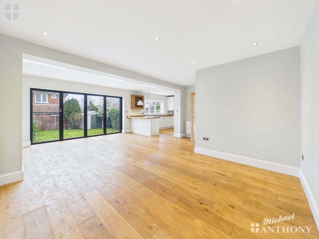 Property photo 3 of 19 Cam03852G0-Pr0566-Still008