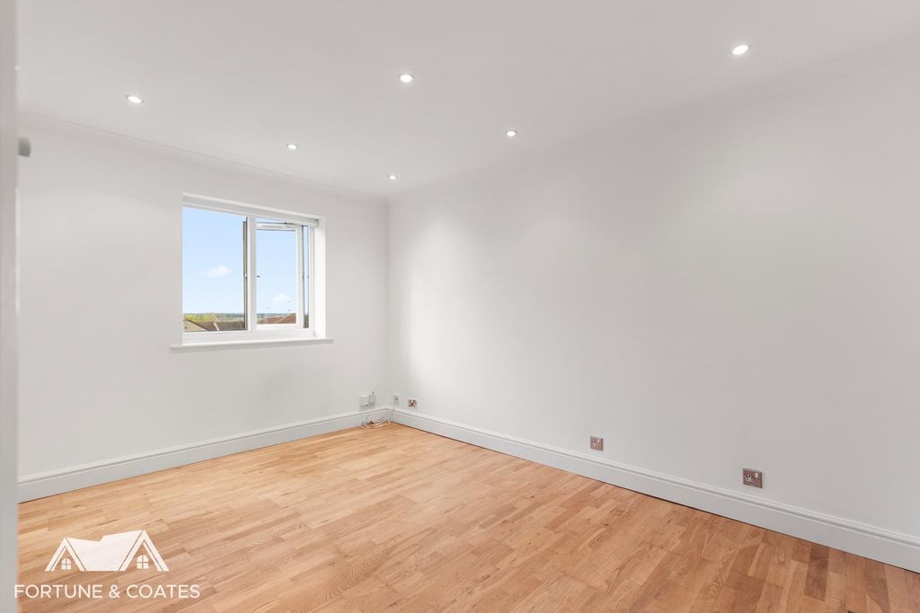 Property photo 2 of 11 Markwellwood_1.Jpg