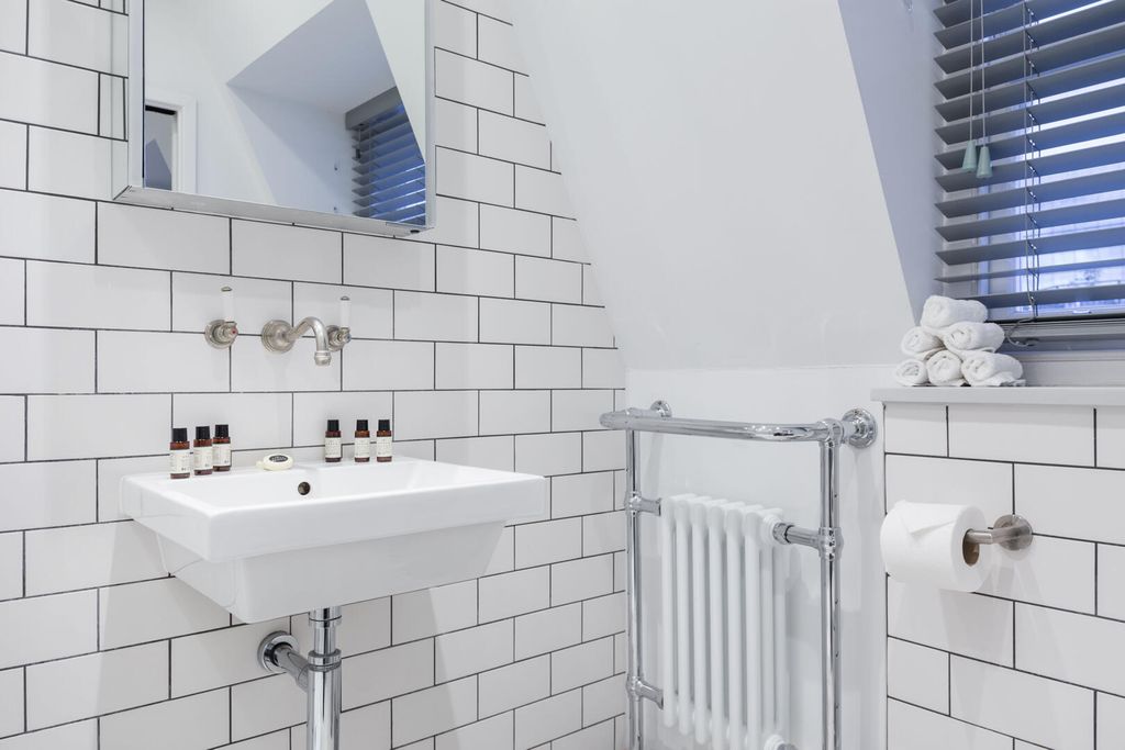 Property photo 3 of 19 Bathroom