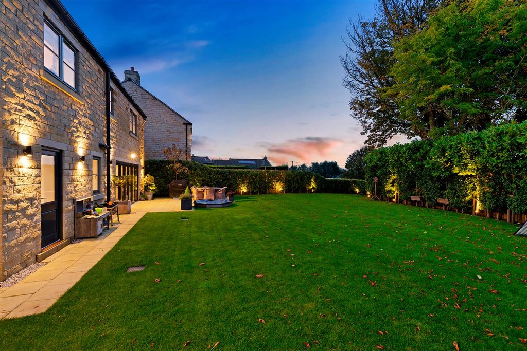 Property photo 2 of 59 The Moorlands (By Night)