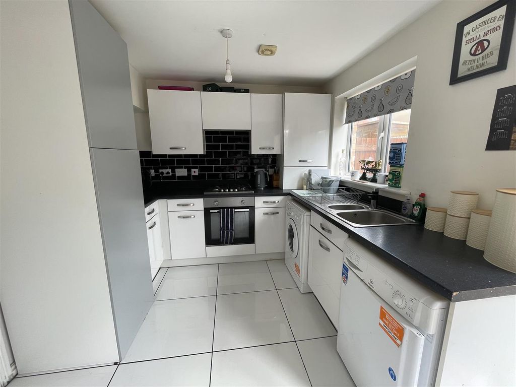 Property photo 2 of 15 Kitchen: