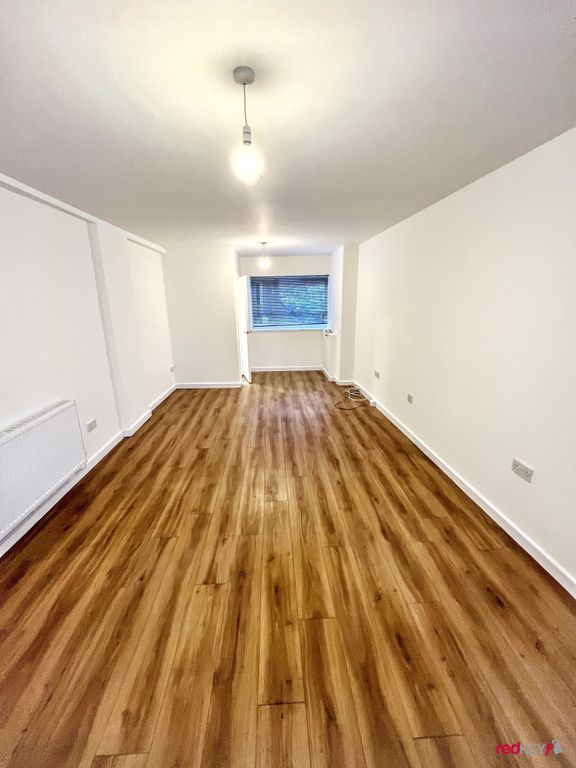 Property photo 2 of 6 Lounge.