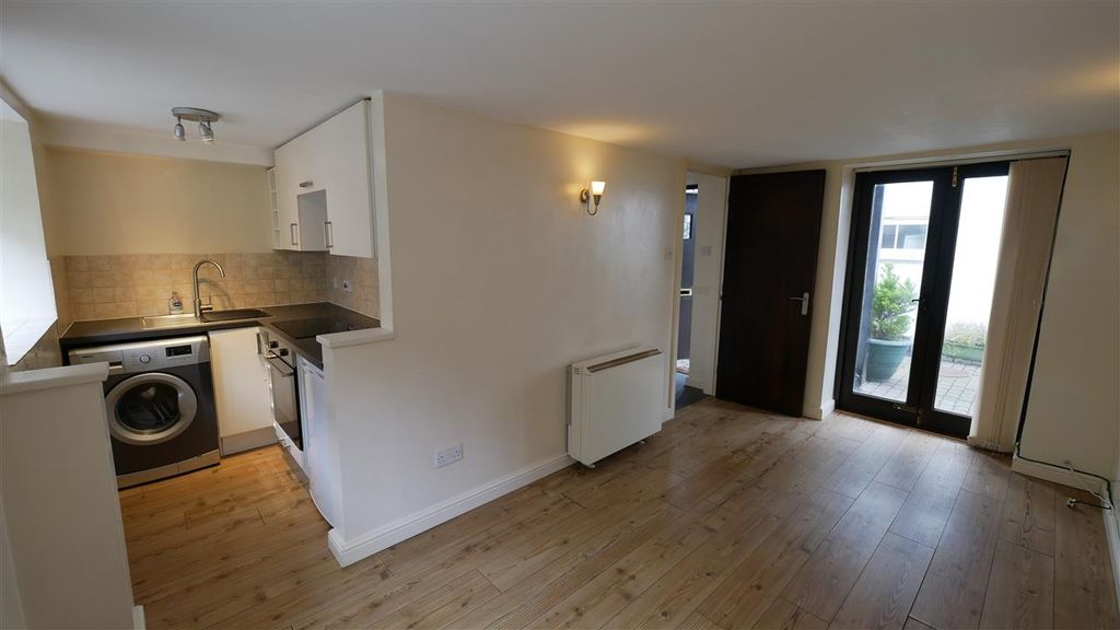 Property photo 2 of 8 Lounge