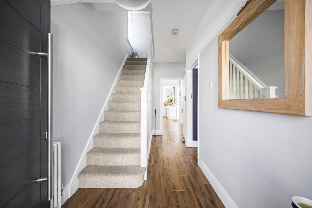 Property photo 2 of 28