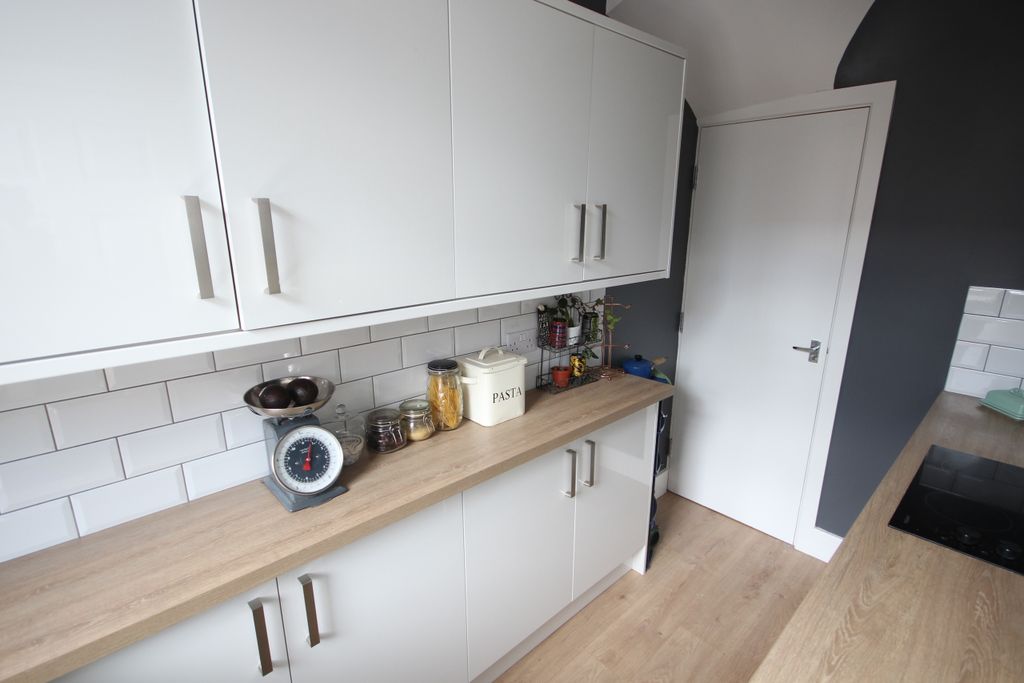 Property photo 3 of 11 5 Station Place Kitchen Pasta