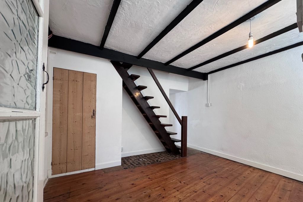 Property photo 3 of 10 Photo 8