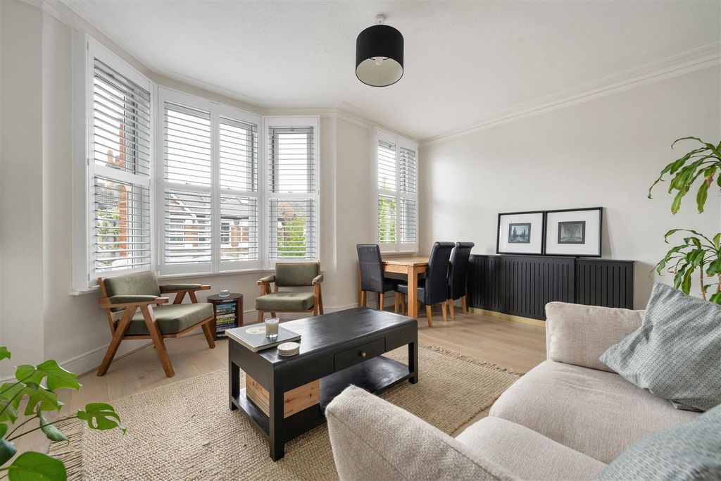 Property photo 2 of 18 Beacontree Road, E11
