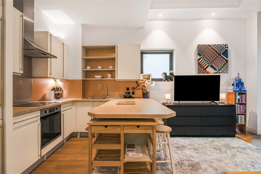 Property photo 3 of 23 Reception/Kitchen