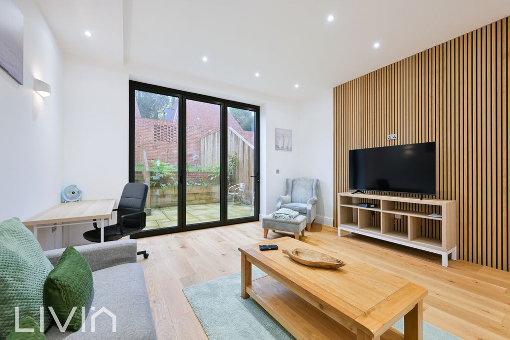 Property photo 2 of 17 Maplehurst Square, 7- (5)