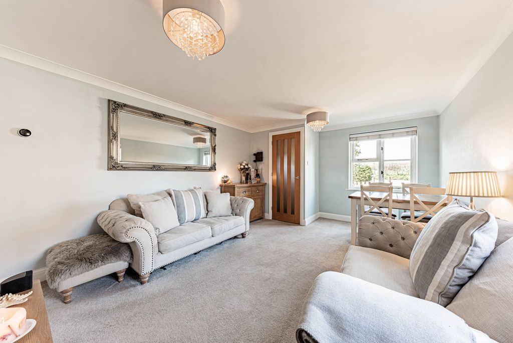 Property photo 2 of 21 Living Room (1)