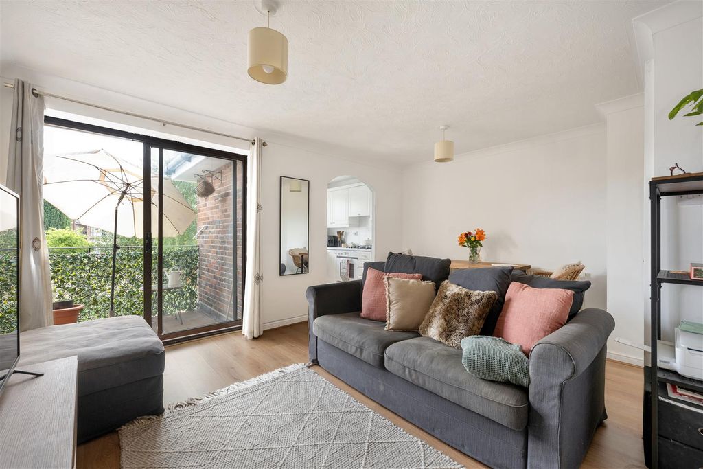 Property photo 2 of 24 Beechcroft Road, E18