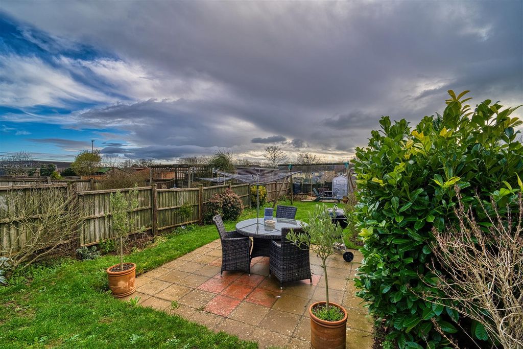 Property photo 2 of 8 Garden