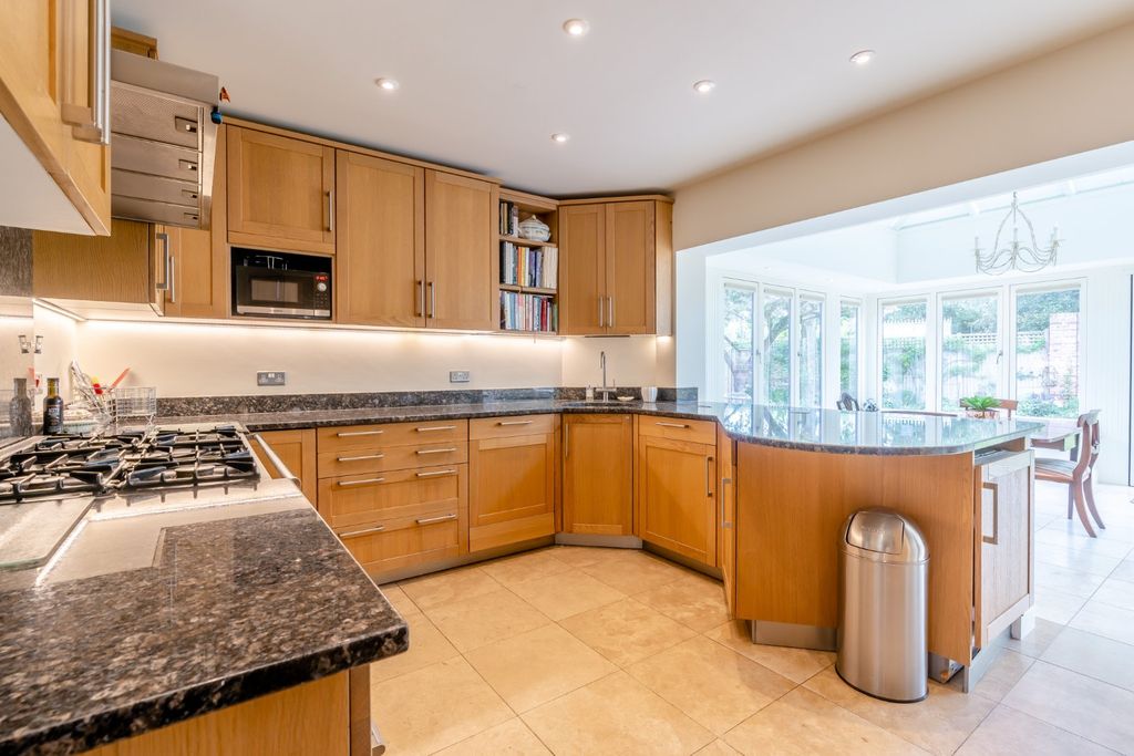 Property photo 3 of 18 Kitchen