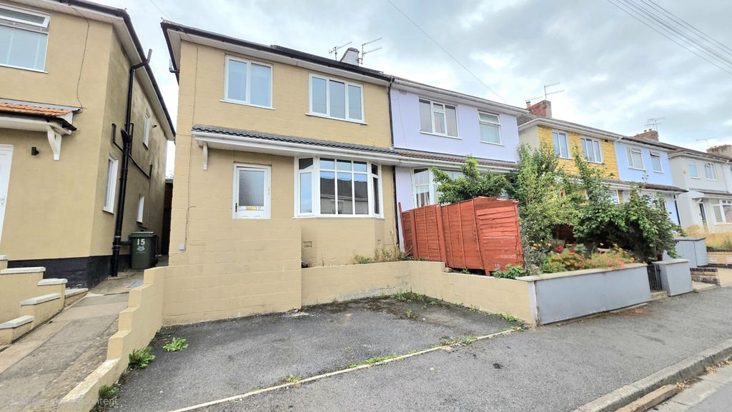 Property photo 1 of 12 A Well-Presented Three-Bedroom Semi-Detached Property Available To Let In A Convenient Worcester Location.