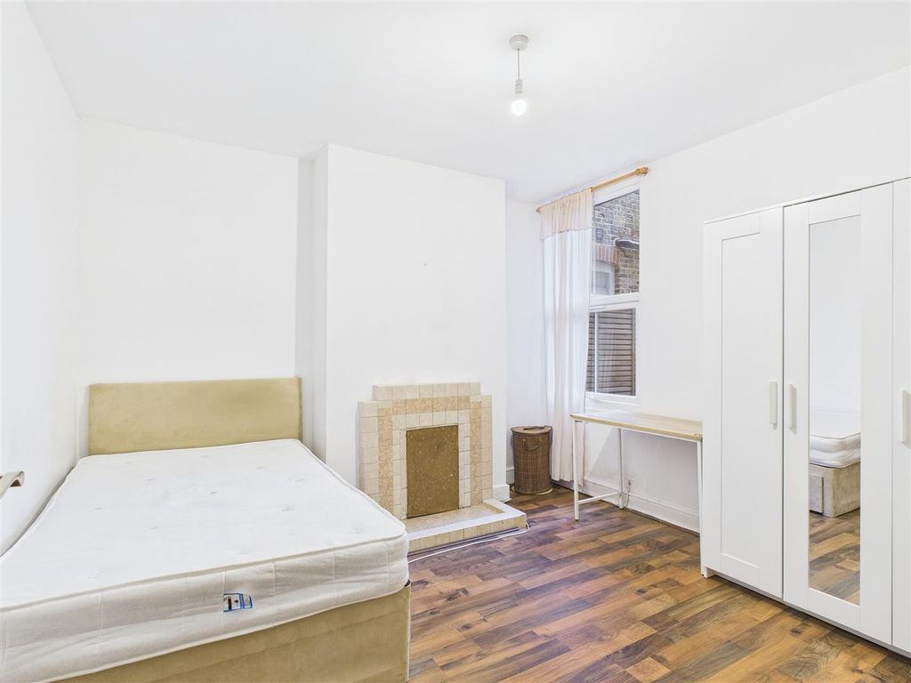 Property photo 3 of 8 Cam04419G0-Pr0052-Still004.Jpg