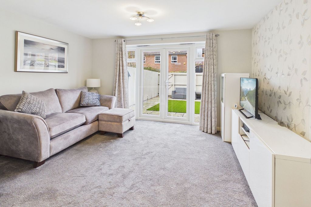 Property photo 3 of 7 Lounge