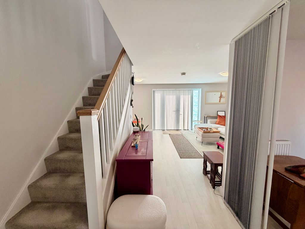 Property photo 3 of 7 Hallway