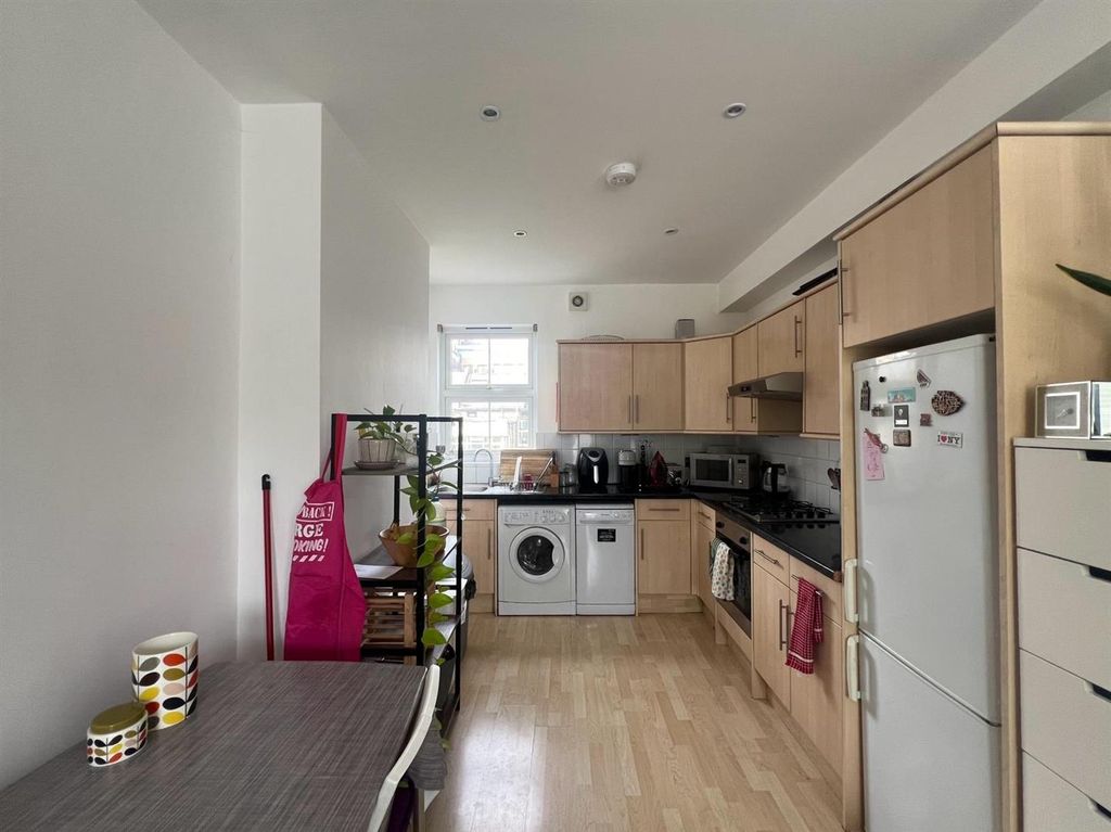 Property photo 2 of 6 Kitchen